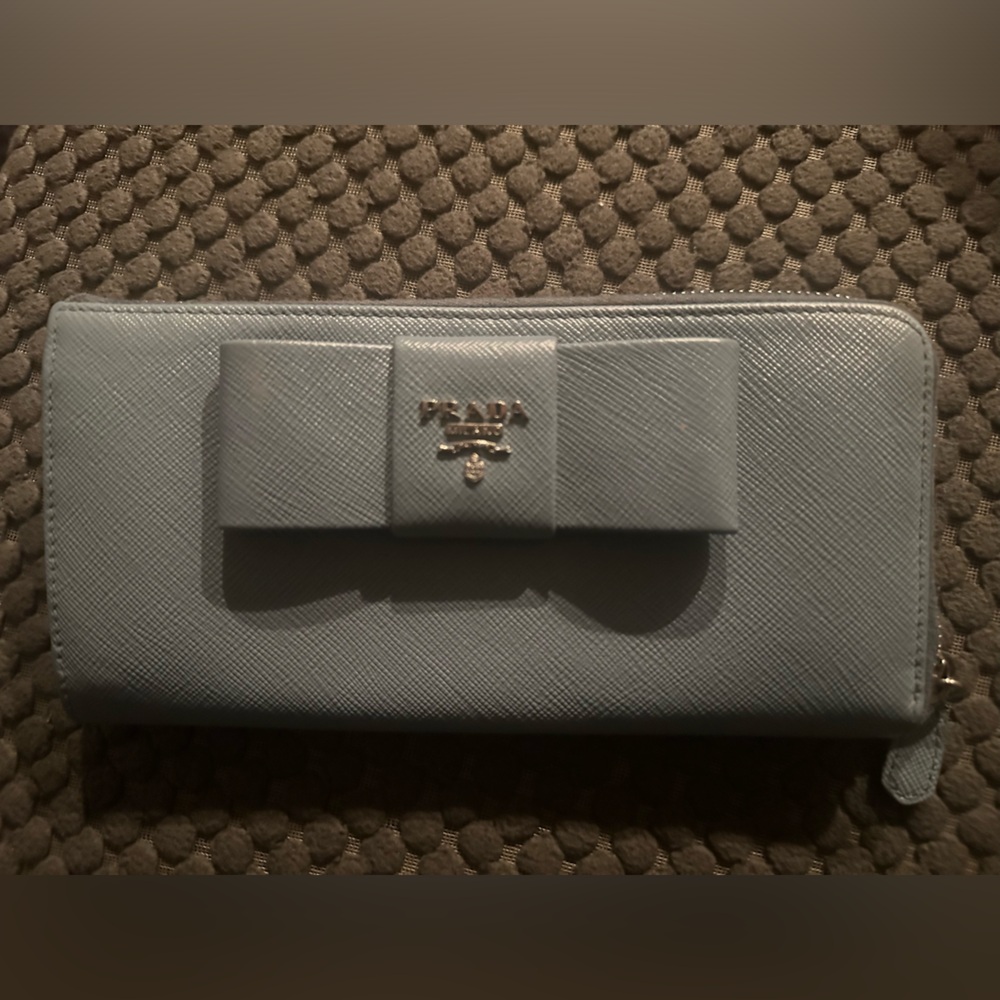 Women barely used baby blue wallet, in excellent condition with the bow tie